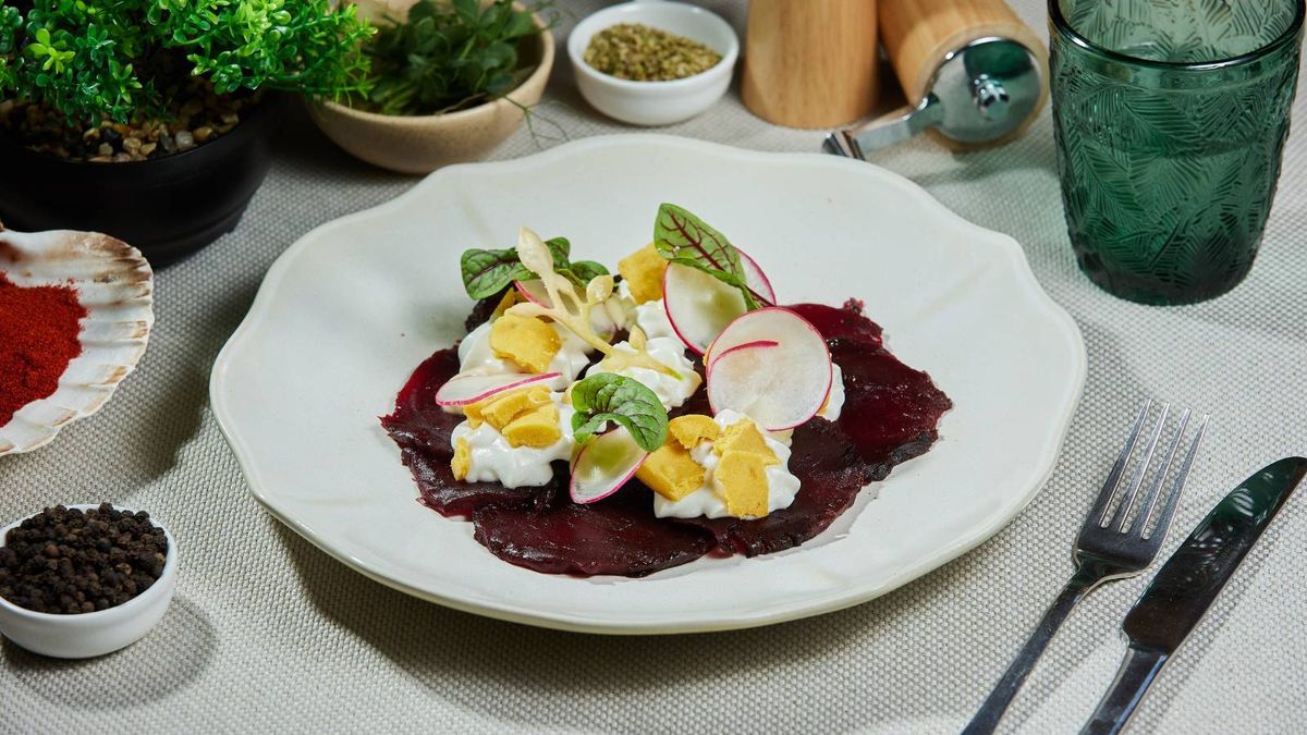 Carpaccio de sfeclă roșie cu brânză de capră